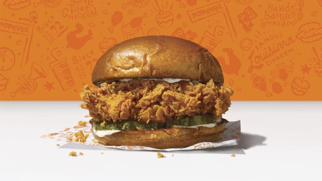 Foto de divulgação do The Sandwich do Popeyes, para a ação de quem comprar na concorrência.
