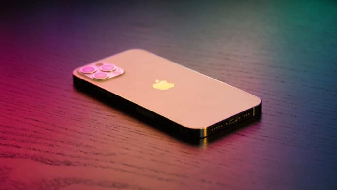 iPhone 12, modelo da Apple de uma das infrações que o Procon notificou.