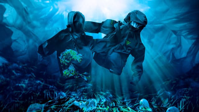 Banner da nova linha de roupas da Razer, que são feitas a partir de plástico.
