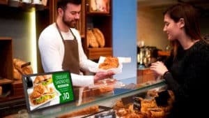 Uma cafeteria com o monitor para varejo da Samsung.