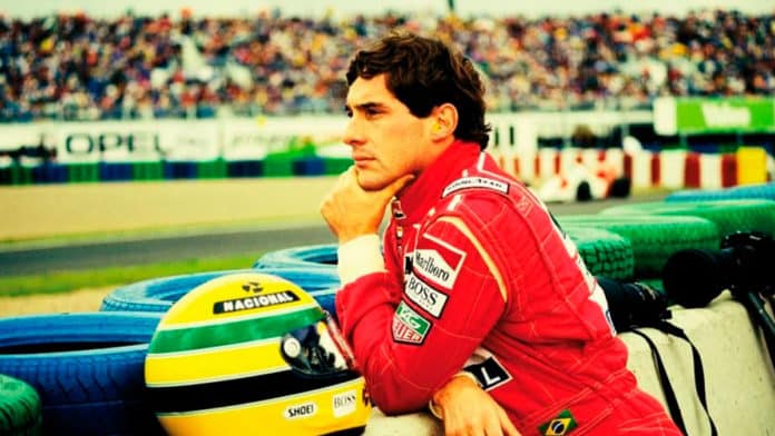 Ayrton Senna observando a pista de corrida. Foto de divulgação para a homenagem da Studio Universal para Ayrton Senna.