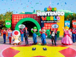 Abertura do Super Nintendo World, com os personagens de Mario e seu criador, funcionários e dono do parque em frente a entrada.