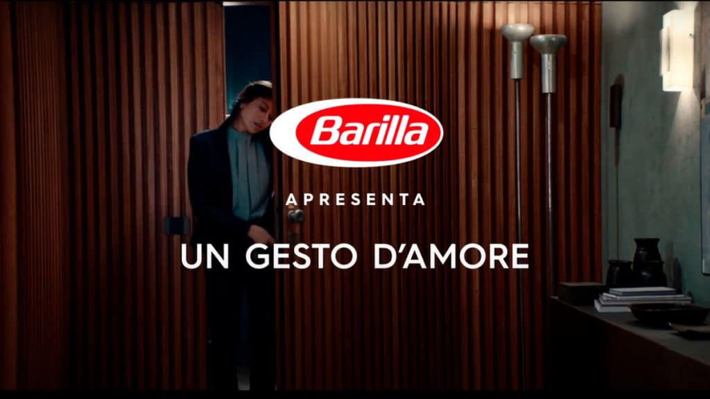 barilla-novo-posicionamento Início do filme do novo posicionamento da Barilla. Uma mulher entrando em casa e no meio da imagem está escrito "Barilla apresenta Un Gesto d'Amore".