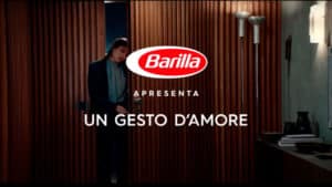 Início do filme do novo posicionamento da Barilla. Uma mulher entrando em casa e no meio da imagem está escrito
