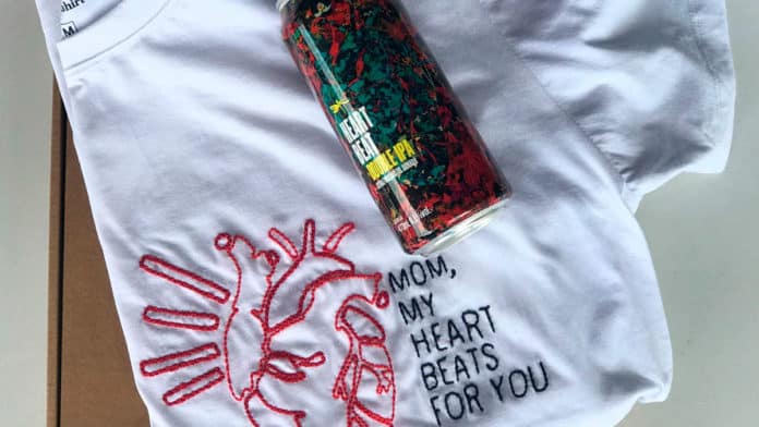Foto de divulgação do kit de Dia das Mães da cervejaria Dádiva. Na foto: uma camiseta bordada com uma lata da cerveja artesanal.