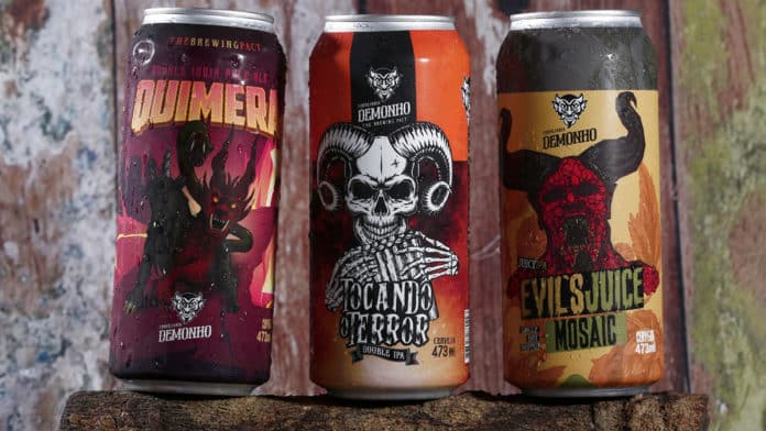 Novas cervejas da cervejaria Demonho. Da esquerda para a direita: Demonho Quimera, Tocando o Terror e Evil's Juicy single dry hop Mosaic.