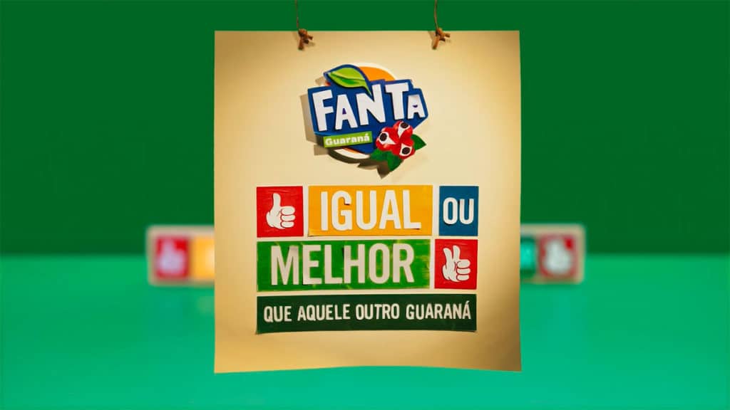 Foto do comercial da ação "Igual ou melhor" de Fanta Guaraná, em que a marca alfineta a concorrência.