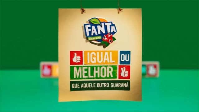 Foto do comercial da ação "Igual ou melhor" de Fanta Guaraná, em que a marca alfineta a concorrência.