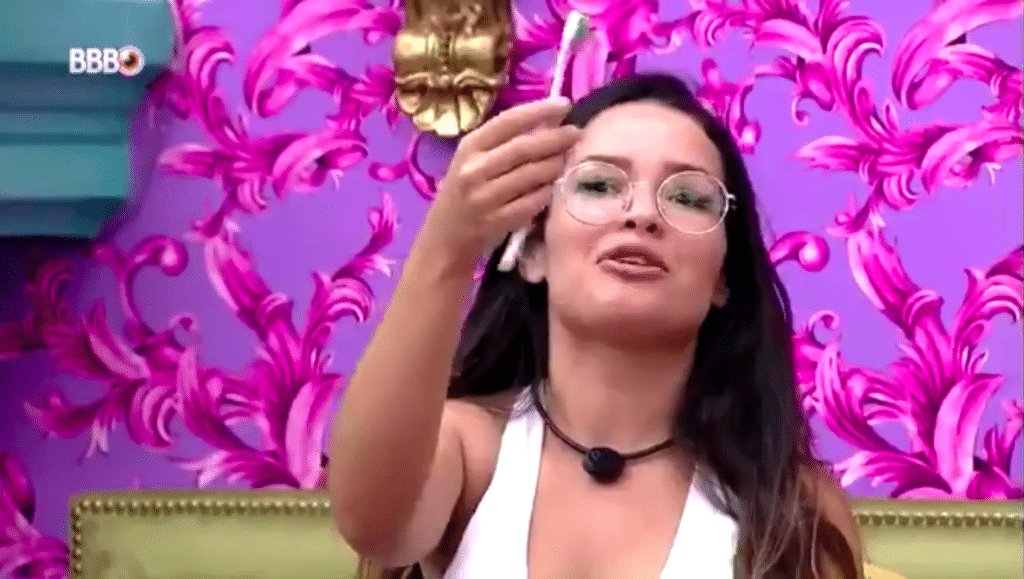 gkpb-juliette-oralb-avon Participante Juliette, do BBB 21, segurando escova de dentes da Oral-B enquanto fala sobre a parceria
