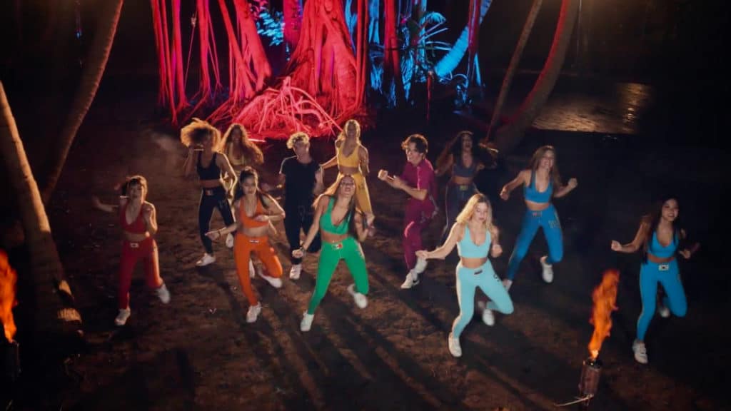 Membros do Now United dançando no clipe "Fiesta" lançado com exclusividade por KitKat.