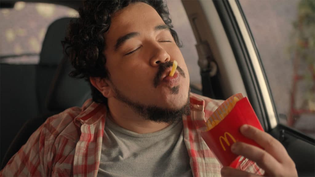 Cena do comercial "Esquema Preferido" do McDonald's.