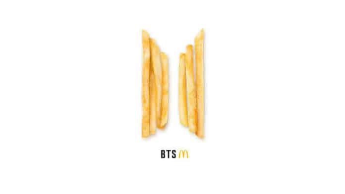 Foto de divulgação do McDonald's sobre a Méquizice do BTS. A foto tem um fundo branco apenas com algumas batatas alinhadas junto a logo do BTS e do McDonald's.