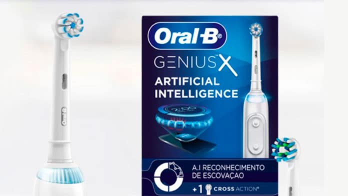 Escova Elétrica da da Oral B com inteligência artificial. A foto contém duas escovas com a embalagem da novidade entre elas.