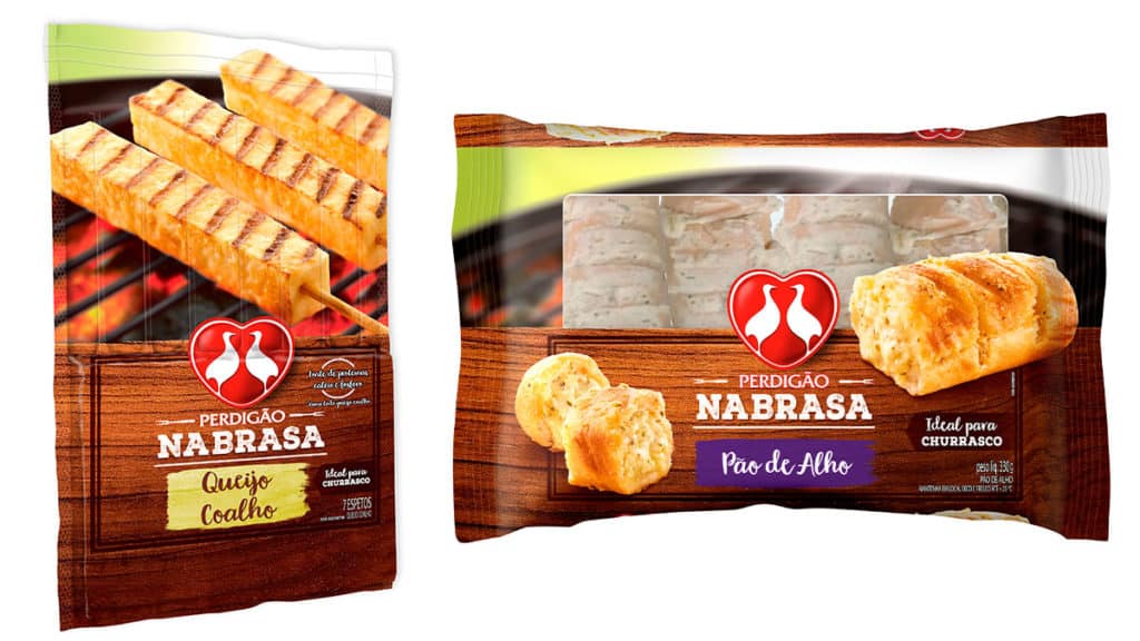 perdigao-na-brasa-acompanhamentos A esquerda o queijo coalho e a direita o pão de alho, ambos acompanhamentos da linha Perdigão Na Brasa.