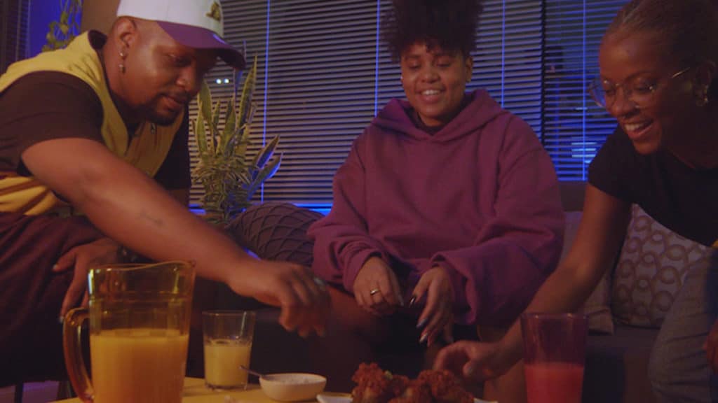 Foto de divulgação da campanha da Sadia com a NBA. Na foto aparece uma família sentada na sala comendo Chicken Wings enquanto assistem ao jogo.