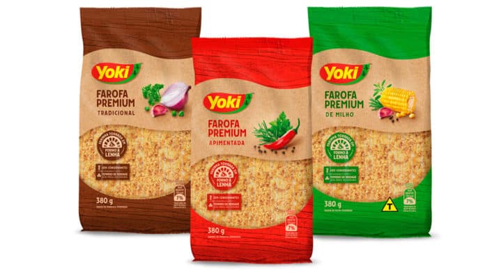 Foto de divulgação da linha de farofa premium da Yoki. Na foto da esquerda para a direita: farofa premium tradicional, apimentada e milho.