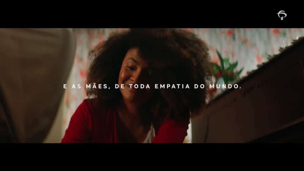 Campanha de Dia das Mães do Bradesco. A foto apresenta uma mulher sorrindo e a frase "E as mães, de toda empatia do mundo".