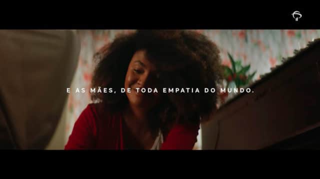 Campanha de Dia das Mães do Bradesco. A foto apresenta uma mulher sorrindo e a frase "E as mães, de toda empatia do mundo".