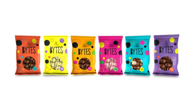 Foto de divulgação para as novidades da linha Bytes da Cacau Show. A foto apresenta todos os sabores de Bytes.