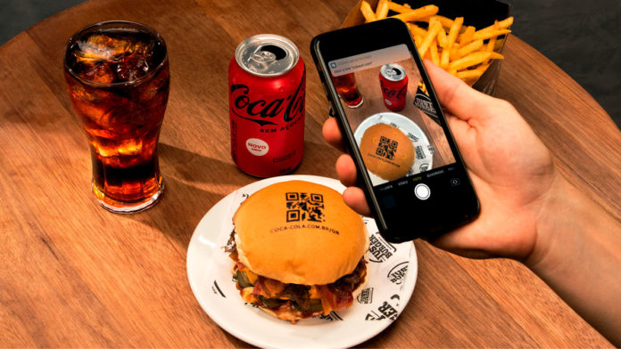Foto de divulgação da ação da Coca-Cola do QR Code no hambúrguer