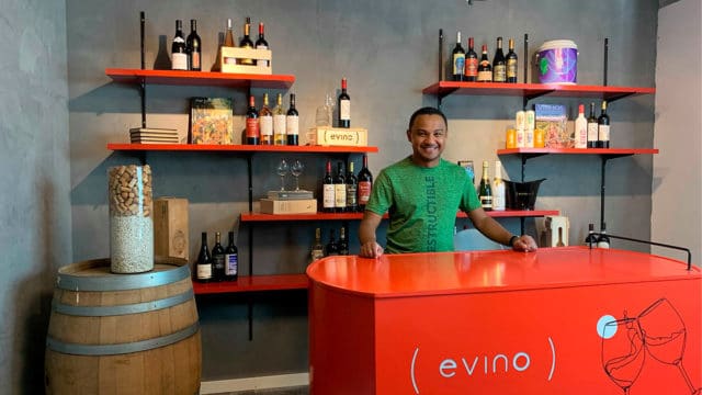 Foto de divulgação para o lançamento da loja online com sommelier da Evino.
