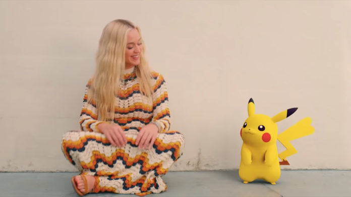 Print do clipe de Pokémon, com Katy Perry e Pikachu