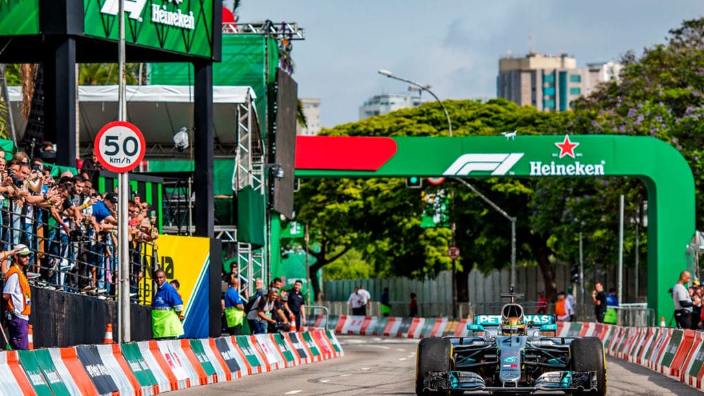heineken-bandeirantes-formula-1 Foto de divulgação da Heineken como patrocinadora durante uma corrida de Fórmula 1 transmitida pela Bandeirantes.