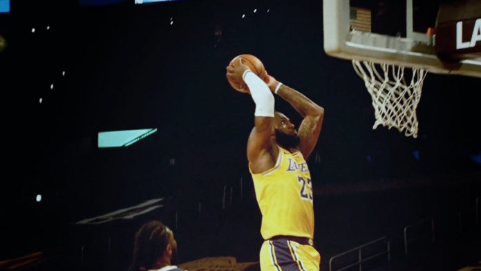 Foto de divulgação da campanha global da NBA. A foto apresenta um jogador da NBA enterrando a bola na cesta.