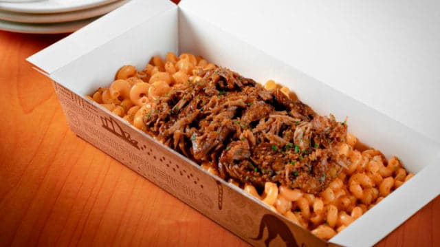 A foto apresenta das massas tamanho família do Outback, o Ribs Mac'n Cheese.