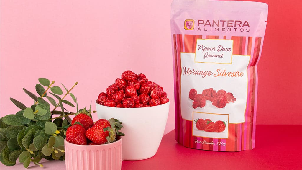 Pipoca gourmet morango silvestre da Pantera Alimentos.