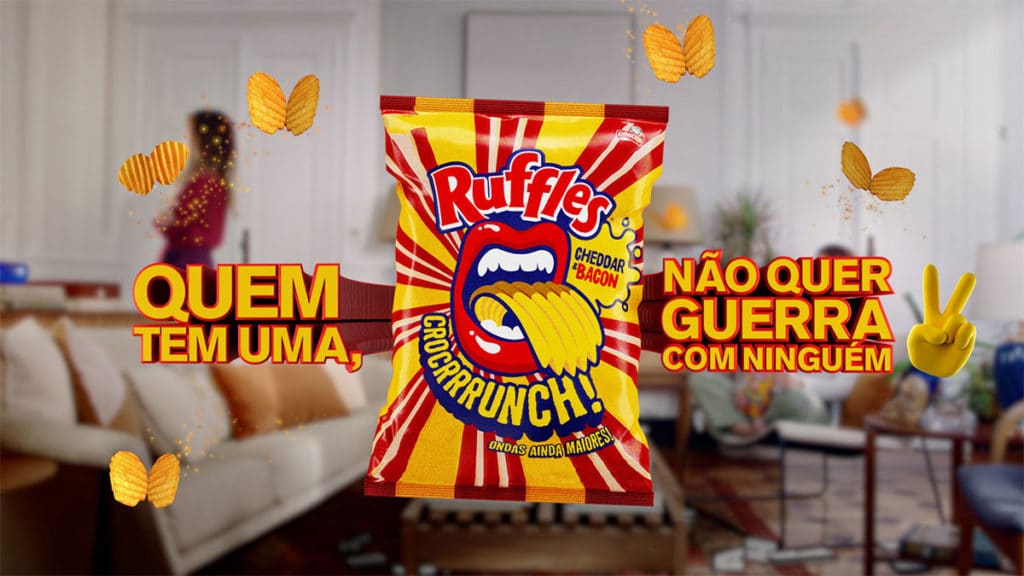 Foto de divulgação da campanha de Ruffles Cheddar & Bacon, A imagem apresenta o salgadinho em meio a frase "Quem tem uma, não quer guerra com ninguém", com um frame embaçado do filme da campanha atrás.