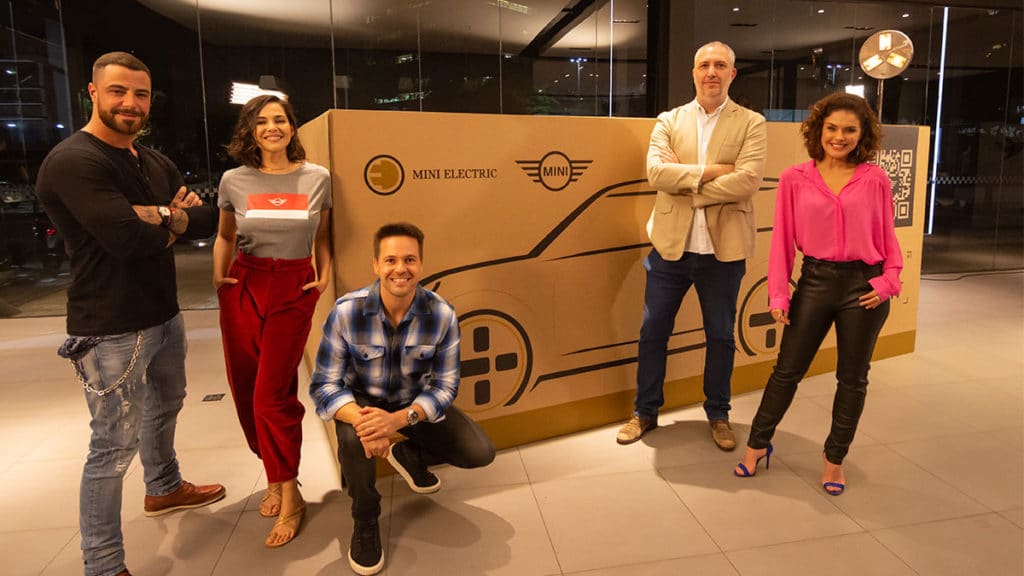 Foto de divulgação para o unboxing do MINI Cooper SE.