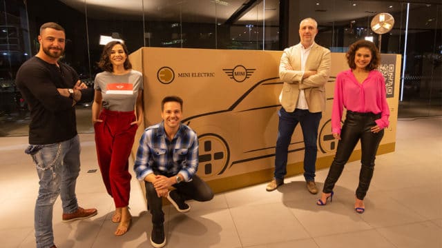 Foto de divulgação para o unboxing do MINI Cooper SE.