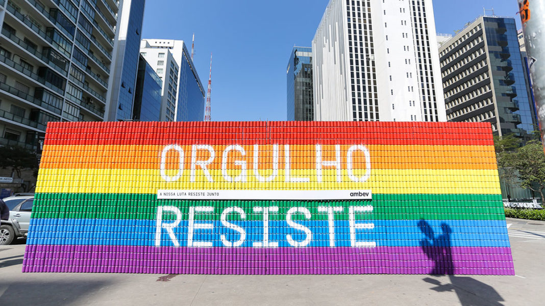 Muro do #OrgulhoResiste da Ambev.
