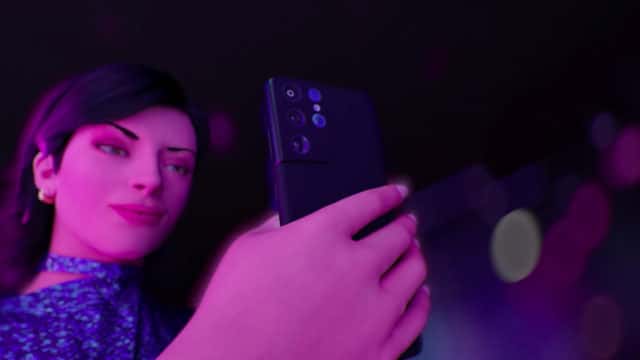 Lu, do Magalu, usando celular Samsung