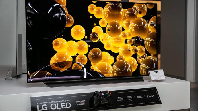 Foto de divulgação para os lançamentos das TVs lg OLED e QNED. A foto apresenta uma OLED C1.