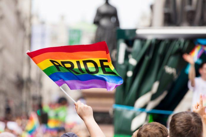 Twitter: Bandeira LGTBQIA sendo agitada em marcha do orgulho LGBT