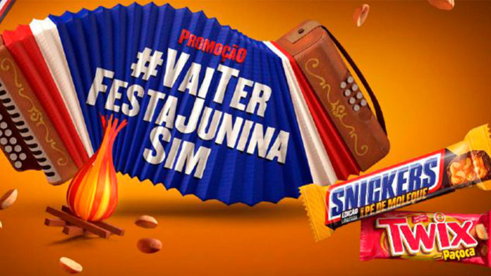 A foto apresenta uma sanfona com a hashtag vai ter festa junina sim, ao lado dos chocolates da Mars Wrigley, Snickers Pé de Moleque e Twix Paçoca.