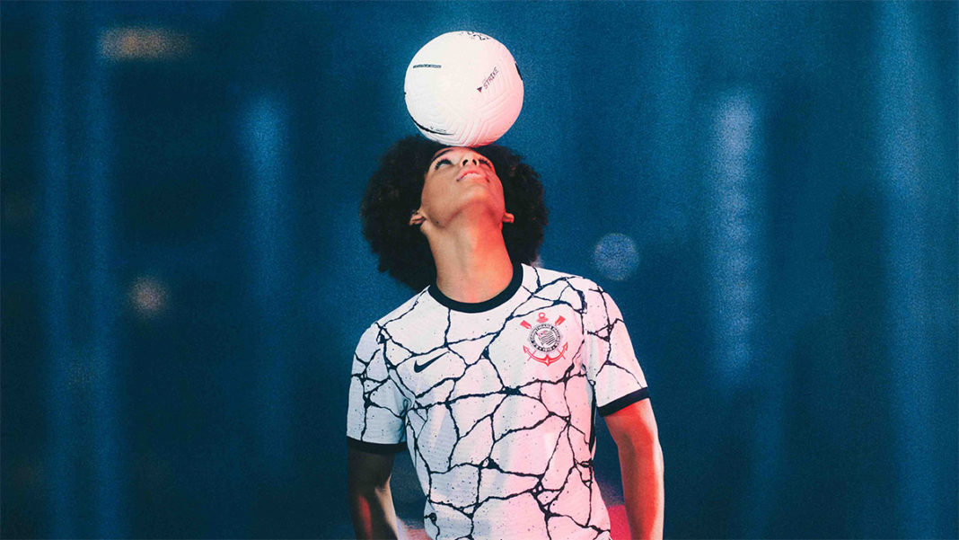 Nike e Corinthians apresentam camisa principal da temporada.