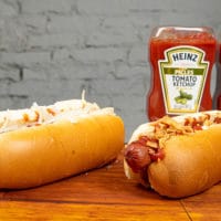 Hot dog do Nathan's com a Heinz para o Dia Internacional da Amizade.