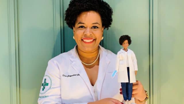 Dra. Jaqueline Goes com sua Barbie.