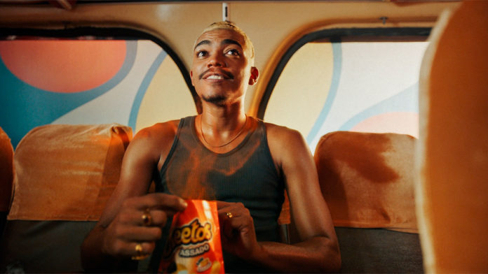Cena da campanha, em que Jonathan Neguebites abre um Cheetos e seu cheiro se espalha pelo ônibus.