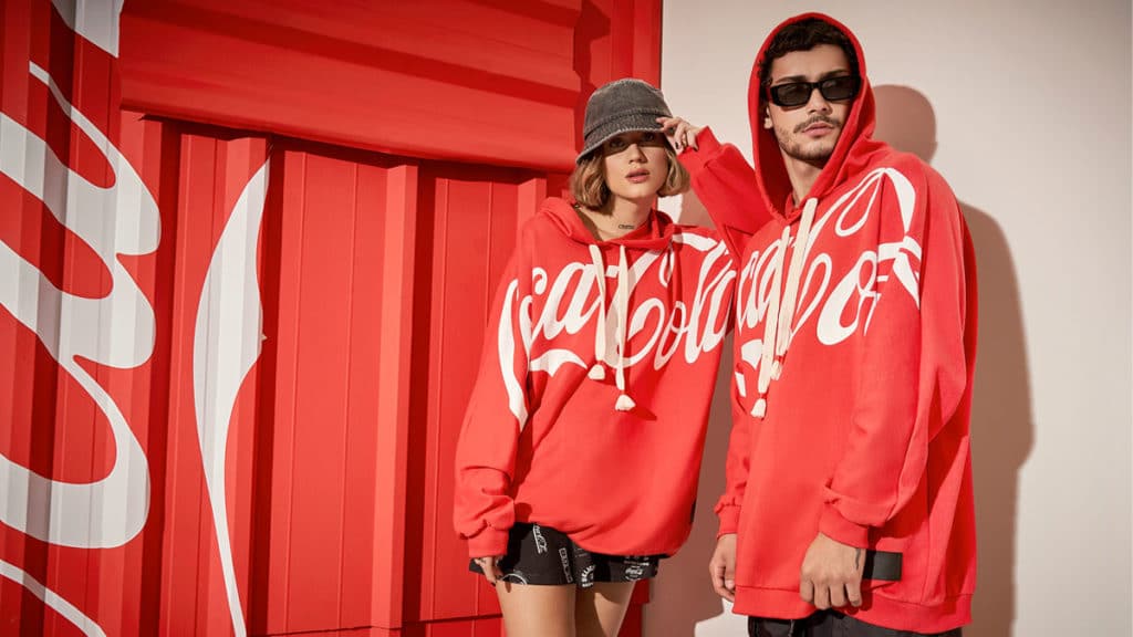 colcci-colecao-coca-cola Coleção da Colcci com Coca-Cola.