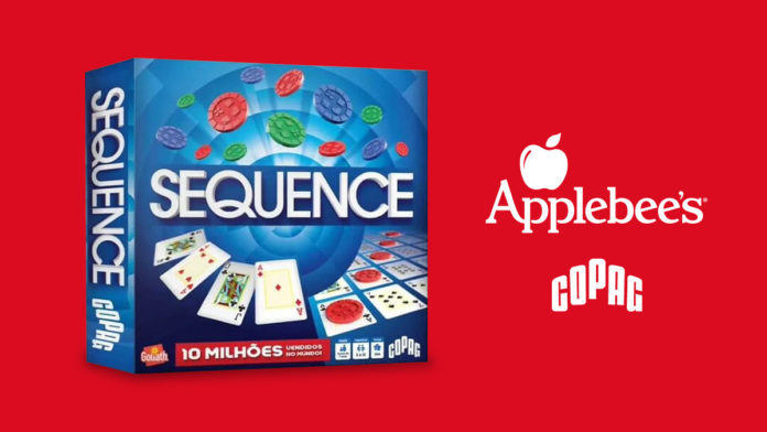 A foto apresenta um fundo vermelho, com o jogo Sequence na frente, e ao seu lado direito apresenta os logos do Applebee's e Copag.