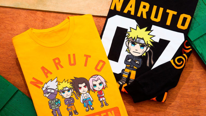 A foto apresenta uma mesa com duas camisetas da coleção tokidoki x Naruto Shippuden da BoxLunch.