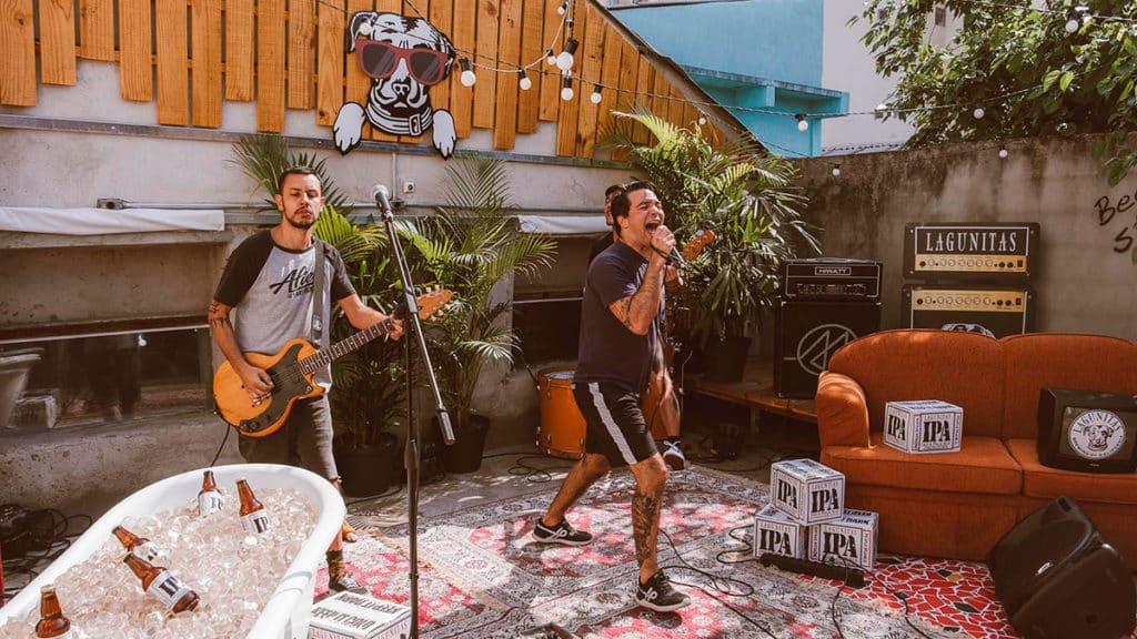A foto apresenta a gravação do EP da cervejaria Lagunitas.