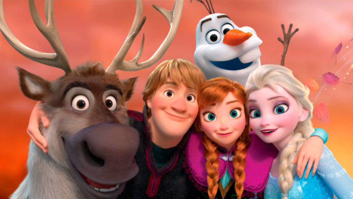 A foto apresenta o banner da Disney de Frozen Fan Fest, com toda a turma do filme se abraçando.