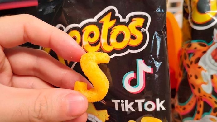 Cheetos lança salgadinho em collab com TikTok
