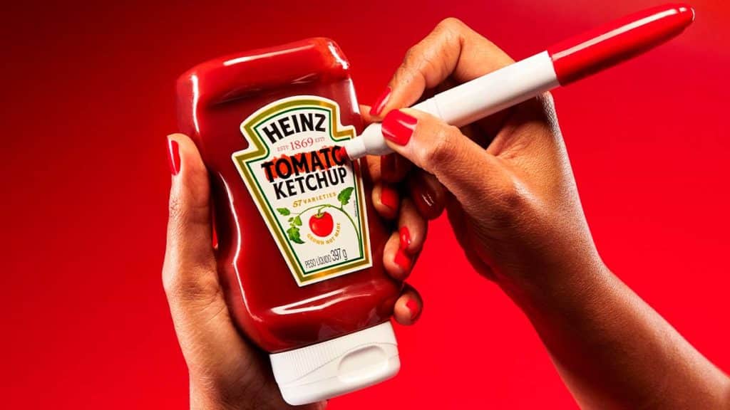 Embalagem Heinz com a palavra Tomato grifada