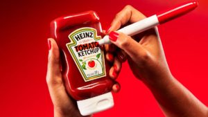 Embalagem Heinz com a palavra Tomato grifada